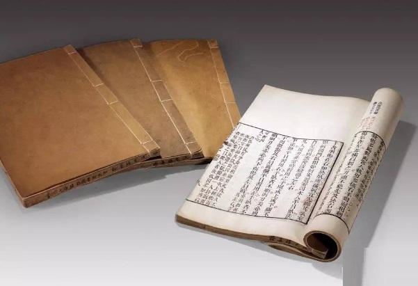 中年女人梦见别人给我钱图片