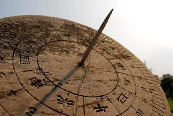 梦见被蛇咬出血了_梦境解析图片