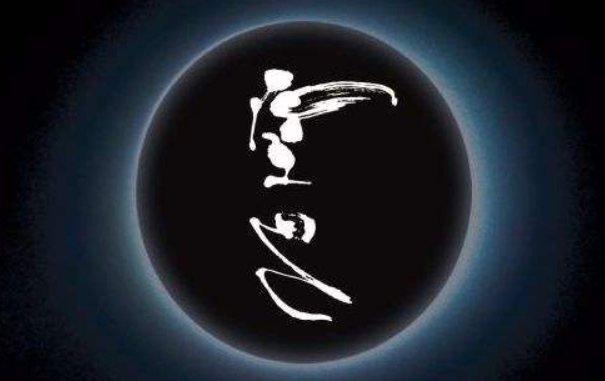 梦见自己试衣服_镜中换装记图片